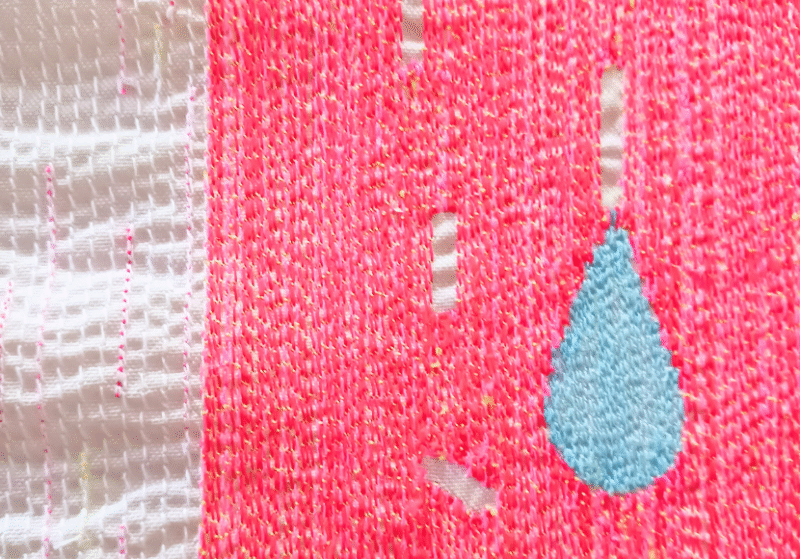 ピンクと青の糸で構成されたミシン刺繍作品の一部。第80回県展（福岡）にて福岡県美術協会賞受賞（会員の部/デザイン部門）。