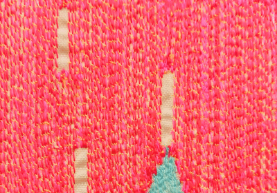 中村美香によるファイバーアート作品『FRAGILE』のディテール写真。ミシンでピンクの糸を縫い、繊細な布地の質感と立体感を表現している。