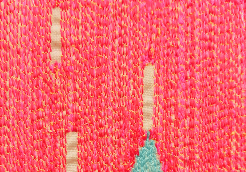 中村美香によるファイバーアート作品『FRAGILE』のディテール写真。ミシンでピンクの糸を縫い、繊細な布地の質感と立体感を表現している。