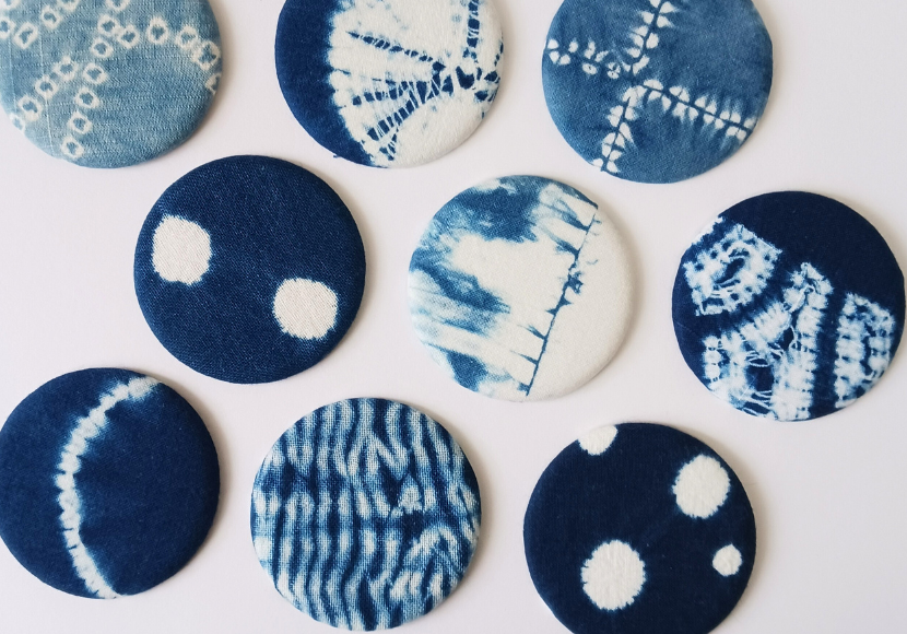 甘木絞りの缶バッジ。藍の濃淡が美しい手染めの作品例。