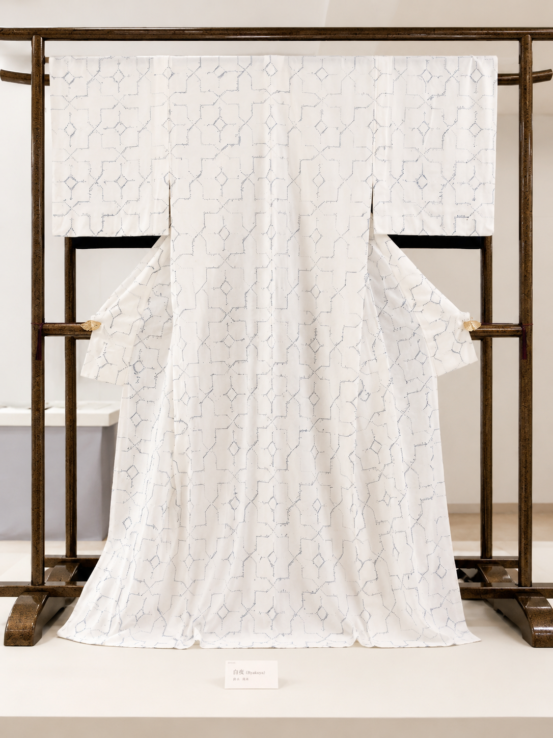 第60回記念 西部伝統工芸展入選作品（2026年）。甘木絞り着物「白夜」に込めた、目には見えなくても確かに存在するものへの想いと、明治・大正期に遡る白影絞り、天然灰汁発酵建ての藍、現代の意匠について紹介します。
